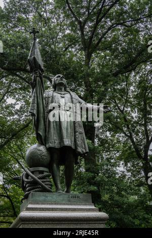 New York, USA - 20 luglio 2023: La statua in bronzo di Cristoforo Colombo nel parco centrale di New York. Foto Stock