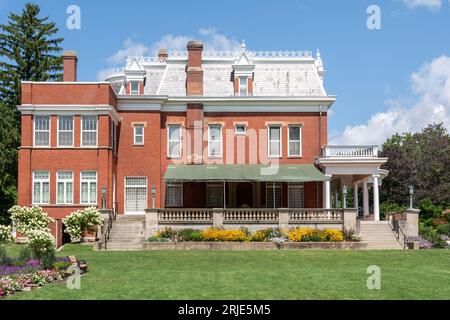 DeKalb, Illinois, USA - 15 agosto 2023 - Ellwood House, sito storico, sede dei primi sviluppi del filo spinato, in una splendida giornata estiva. Foto Stock