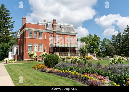 DeKalb, Illinois, USA - 15 agosto 2023 - Ellwood House, sito storico, sede dei primi sviluppi del filo spinato, in una splendida giornata estiva. Foto Stock