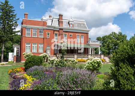 DeKalb, Illinois, USA - 15 agosto 2023 - Ellwood House, sito storico, sede dei primi sviluppi del filo spinato, in una splendida giornata estiva. Foto Stock