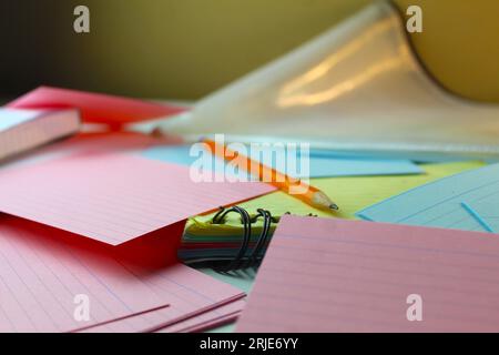 Una foto ravvicinata della matita di uno studente su una serie di flashcard colorate. Foto Stock