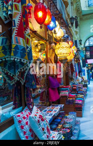 Istanbul, Turchia, 10 maggio 2014: Esposizione di bancarelle di souvenir e fast food presso la strada commerciale Istiklal nel centro di Istanbul il giorno di primavera Foto Stock