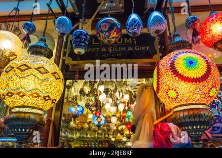 Istanbul, Turchia, 10 maggio 2014: Esposizione di bancarelle di souvenir e fast food presso la strada commerciale Istiklal nel centro di Istanbul il giorno di primavera Foto Stock