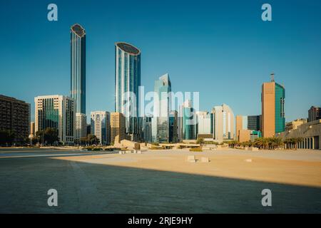 Una splendida vista di un vivace skyline cittadino ad Abu Dhabi, Emirati Arabi Uniti, che mostra la sua splendida architettura e il paesaggio urbano Foto Stock