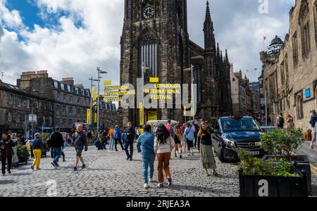 Una scena nel Royal Mile di Edimburgo durante l'ultima settimana dell'Edinburgh Festival Fringe 2023. Foto Stock