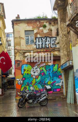 Istanbul, Turchia, 10 maggio 2014: Muro di graffiti urbani dai colori vivaci sulla stretta strada laterale del centro, giorno piovoso nella vecchia casa, Foto Stock