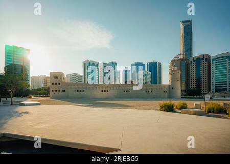 Una splendida vista di un vivace skyline cittadino ad Abu Dhabi, Emirati Arabi Uniti, che mostra la sua splendida architettura e il paesaggio urbano Foto Stock