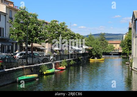 Il fiume Sorgue a l'Isle-sur-la-Sorgue in una soleggiata giornata primaverile con poche persone o turisti Foto Stock