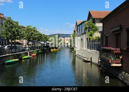 Il fiume Sorgue a l'Isle-sur-la-Sorgue in una soleggiata giornata primaverile con poche persone o turisti Foto Stock