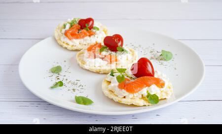Torta di mais con formaggio cremoso, salmone e pomodori ciliegini a forma di cuore Foto Stock