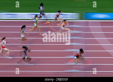 22 agosto 2023, Ungheria, Budapest: Atletica leggera: Campionati del mondo, 100 m ostacoli, donne, preliminari, al centro nazionale di atletica leggera. Laeticia Bapte (dall'alto verso il basso, Francia), Ditaji Kambundji (Svizzera), Celeste Mucci (Australia), Nadine Visser (Paesi Bassi), Jyothi Yarraji (India), Klaudia Siciarz (Polonia), Mariam Abdul-Rashid (Canada) e Jasmine Camacho-Quinn (Porto Rico) in azione. Maayke Tjin-a-Lim (Paesi Bassi) Megan Tapper (Giamaica) Tobi Amusan (Nigeria) Michelle Jenneke (Australia) Yumi Tanaka (Giappone) Natalia Christofi (Cipro) Ebony Morrison (Liberia) Nika Glojnaric (Slovenia) P. Foto Stock