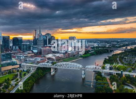 Città della musica sul fiume Foto Stock