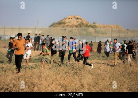 Gaza, Palestina. 21 agosto 2023. I palestinesi partecipano a una manifestazione per commemorare il 54° anniversario dell'incendio della moschea di al-Aqsa vicino alla recinzione di confine con Israele, a est della città di Gaza. (Foto di Yousef Masoud/SOPA Images/Sipa USA) credito: SIPA USA/Alamy Live News Foto Stock