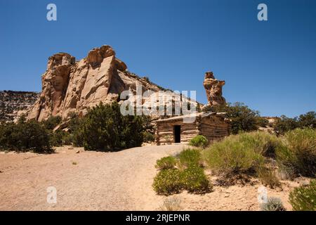 La Broken Cross Tower si trova dietro la storica capanna dello Swasey nella contea di Sinbad, sulla San Rafael Swell, Utah. Foto Stock