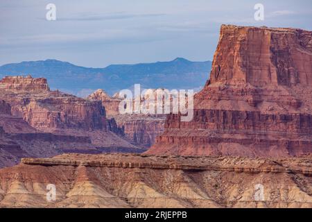 L'aspra barriera corallina di San Rafael sul bordo orientale del San Rafael si gonfia nello Utah centro-meridionale. In lontananza ci sono le Book Cliffs. Foto Stock