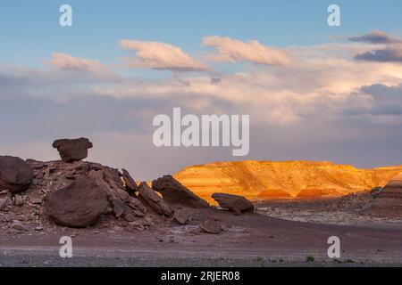 Colline colorate nella formazione Morrison lungo il drenaggio di Buckmaster Wash nel deserto di San Rafael vicino a Green River, Utah. Foto Stock