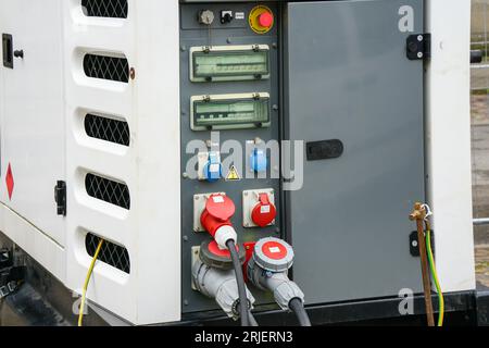 Frammento del pannello di controllo del generatore mobile di carica del combustibile diesel collegato per fornire alimentazione all'evento esterno Foto Stock