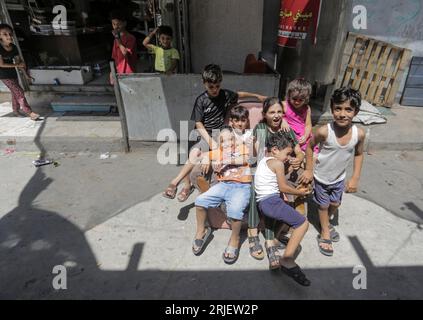 Gaza City, Palestina. 22 agosto 2023. I bambini palestinesi giocano fuori dalla loro casa nel campo profughi di Shati, il terzo più grande campo nei territori palestinesi. (Foto di Mahmoud Issa/SOPA Images/Sipa USA) credito: SIPA USA/Alamy Live News Foto Stock