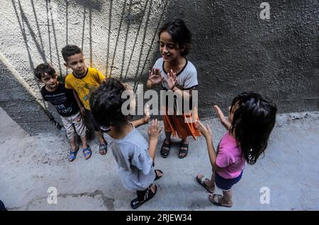 Gaza City, Palestina. 22 agosto 2023. I bambini palestinesi giocano fuori dalla loro casa nel campo profughi di Shati, il terzo più grande campo nei territori palestinesi. (Foto di Mahmoud Issa/SOPA Images/Sipa USA) credito: SIPA USA/Alamy Live News Foto Stock