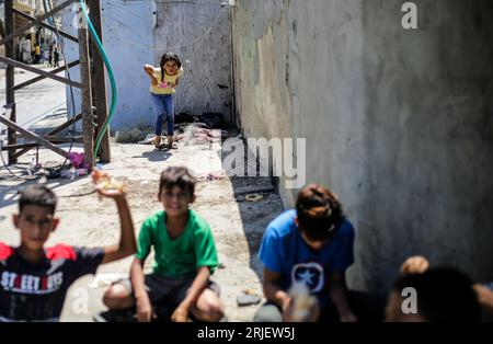 Gaza City, Palestina. 22 agosto 2023. I bambini palestinesi giocano fuori dalla loro casa nel campo profughi di Shati, il terzo più grande campo nei territori palestinesi. (Foto di Mahmoud Issa/SOPA Images/Sipa USA) credito: SIPA USA/Alamy Live News Foto Stock