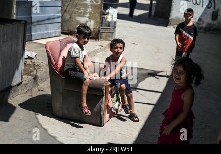 Gaza City, Palestina. 22 agosto 2023. I bambini palestinesi giocano fuori dalla loro casa nel campo profughi di Shati, il terzo più grande campo nei territori palestinesi. (Foto di Mahmoud Issa/SOPA Images/Sipa USA) credito: SIPA USA/Alamy Live News Foto Stock