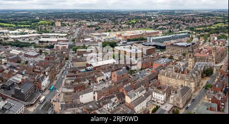 WAKEFIELD, REGNO UNITO - 17 AGOSTO 2023. Una vista panoramica aerea dello skyline cittadino di Wakefield nel centro della città con il Municipio e la Couny Hall costruiti Foto Stock