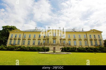 Il castello rococò nove Hrady, chiamato "Little Schonbrunn" o "Czech Versailles" a nove Hrady, Repubblica Ceca, 12 giugno 2023. Chateau nove Hrady C. Foto Stock