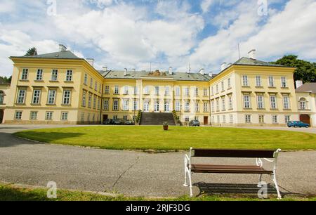 Il castello rococò nove Hrady, chiamato "Little Schonbrunn" o "Czech Versailles" a nove Hrady, Repubblica Ceca, 12 giugno 2023. Chateau nove Hrady C. Foto Stock