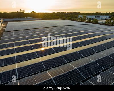 magazzino industriale con tetto caricato con pannelli solari Foto Stock