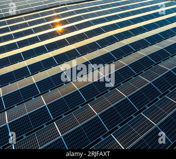 magazzino industriale con tetto caricato con pannelli solari Foto Stock