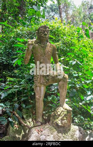 Statuetta in pietra dell'antico mitico guerriero nella cultura tradizionale tailandese. Magical Buddha Garden a Koh Samui. Foto Stock