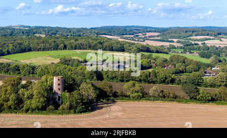Vista aerea del monumento di Racton nel West Sussex. L'attuale rovina era una torre triangolare a torretta multipla presumibilmente usata come torre di avvistamento. Foto Stock