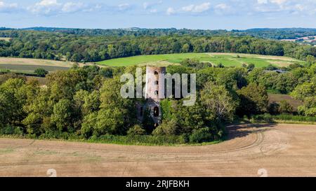 Vista aerea del monumento di Racton nel West Sussex. L'attuale rovina era una torre triangolare a torretta multipla presumibilmente usata come torre di avvistamento. Foto Stock