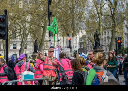 LONDRA - 22 aprile 2023: Il team di sicurezza di Londra: Gli steward con giacche ad alta visibilità svolgono un ruolo fondamentale nel garantire l'ordine e la sicurezza presso i protes XR Foto Stock