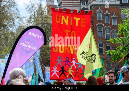 LONDRA - 22 aprile 2023: Messaggio sul clima di XR: Il raduno XR di Londra mostra bandiere di protesta, un simbolo dell'azione decisa necessaria per affrontare il clim Foto Stock