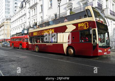 Londra, Regno Unito - ottobre 2022: Turisti che visitano la città di Londra su un autobus scoperto a due piani. Big Bus Tours è il più grande operatore di sospiro scoperto Foto Stock