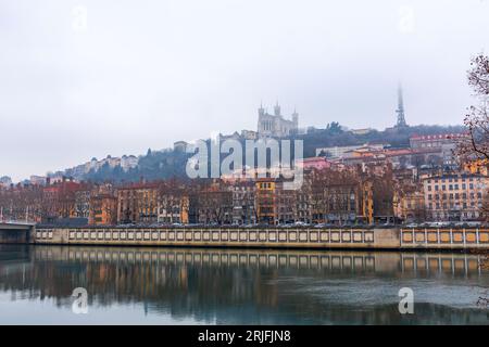 Lione, Francia - 26 gennaio 2022: Scenario urbano con edifici intorno al fiume Saone in una soleggiata giornata invernale a Lione, Francia. Foto Stock