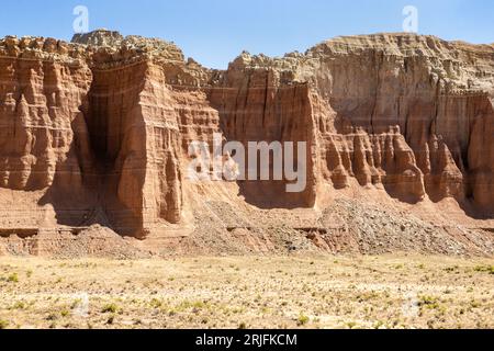 Splendide formazioni rocciose nel Capital Reef National Park, Utah, Stati Uniti. Sono chiamate cattedrali. Molte forme uniche realizzate in giallo, arancione e g. Foto Stock