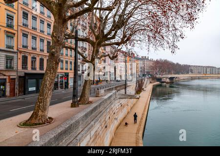 Lione, Francia - 26 gennaio 2022: Scenario urbano con edifici intorno al fiume Saone in una soleggiata giornata invernale a Lione, Francia. Foto Stock