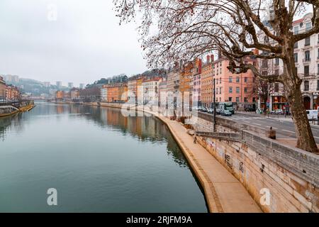 Lione, Francia - 26 gennaio 2022: Scenario urbano con edifici intorno al fiume Saone in una soleggiata giornata invernale a Lione, Francia. Foto Stock