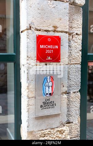 Lione, Francia - 25 gennaio 2022: Ingresso al ristorante con un cartello Michelin a Lione, Francia. Foto Stock