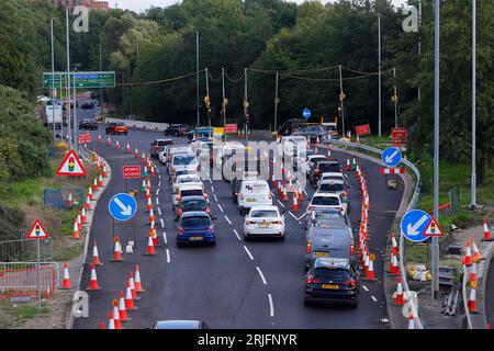 Durante i lavori stradali si sta accumulando traffico presso l'Armley Gyratory di Leeds per migliorare questo trafficato interscambio. Foto Stock