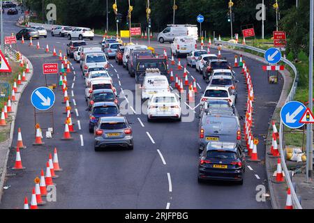 Durante i lavori stradali si sta accumulando traffico presso l'Armley Gyratory di Leeds per migliorare questo trafficato interscambio. Foto Stock