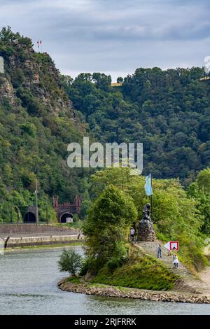 Valle del Medio Reno superiore, statua di Loreley in cima al molo Hafendamm vicino a St Goarshausen, sotto la roccia di Loreley, indietro a sinistra, Renania-Palatinato, G. Foto Stock
