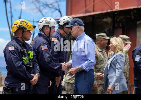 Lahaina, Stati Uniti. 21 agosto 2023. Il presidente degli Stati Uniti Joe Biden, giusto, e la First Lady Jill Biden ringraziano i soccorritori dopo aver visitato la devastazione dopo gli incendi che hanno colpito la Maui occidentale, il 21 agosto 2023 a Lahaina, Maui, Hawaii. Credito: Adam Schultz/White House Photo/Alamy Live News Foto Stock