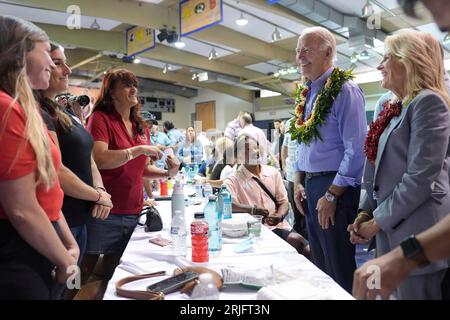 Lahaina, Stati Uniti. 21 agosto 2023. Il presidente degli Stati Uniti Joe Biden, giusto, e la First Lady Jill Biden parlano con i residenti durante un incontro della comunità in seguito agli incendi che hanno colpito la Maui occidentale al Lahaina Civic Center, il 21 agosto 2023 a Lahaina, Maui, Hawaii. Credito: Adam Schultz/White House Photo/Alamy Live News Foto Stock