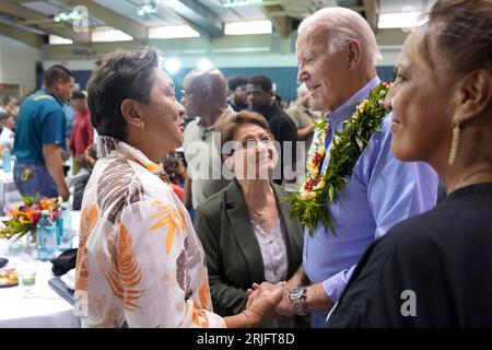 Lahaina, Stati Uniti. 21 agosto 2023. Il presidente degli Stati Uniti Joe Biden, giusto, saluta i residenti durante una riunione della comunità in seguito a incendi che hanno travolto la Maui occidentale al Lahaina Civic Center, 21 agosto 2023 a Lahaina, Maui, Hawaii. Credito: Adam Schultz/White House Photo/Alamy Live News Foto Stock