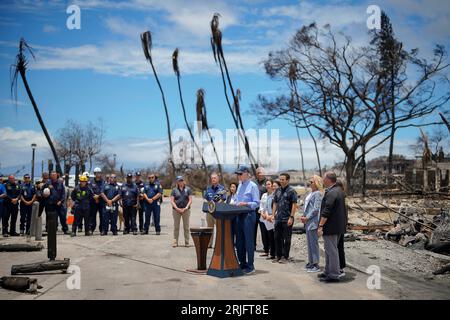 Lahaina, Stati Uniti. 21 agosto 2023. Il presidente degli Stati Uniti Joe Biden, centro, esprime osservazioni dopo aver incontrato i soccorritori e aver visitato la devastazione dopo gli incendi che hanno colpito la Maui occidentale, il 21 agosto 2023 a Lahaina, Maui, Hawaii. Credito: Adam Schultz/White House Photo/Alamy Live News Foto Stock