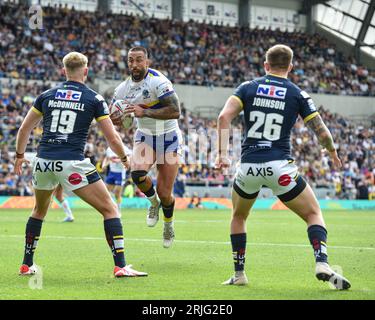 Leeds, Inghilterra - 20 agosto 2023 Paul Vaughan dei Warrington Wolves affronta James McDonnell (19) dei Leeds Rhinos. Rugby League Betfred Super League , Leeds Rhinos vs Warrington Wolves a Headingley Stadium, Leeds, UK Foto Stock
