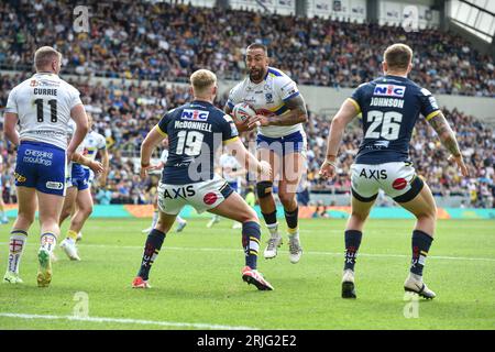 Leeds, Inghilterra - 20 agosto 2023 Paul Vaughan dei Warrington Wolves affronta James McDonnell (19) dei Leeds Rhinos. Rugby League Betfred Super League , Leeds Rhinos vs Warrington Wolves a Headingley Stadium, Leeds, UK Foto Stock